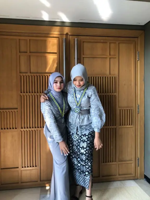 Gaya hijab minimalis untuk kebaya wisuda