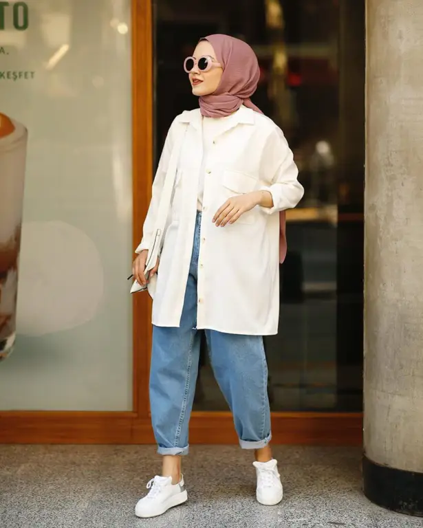 Ootd kaos oversize dan celana jeans hijab