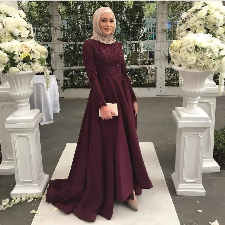 Kombinasi kebaya merah maroon dan hijab yang elegan