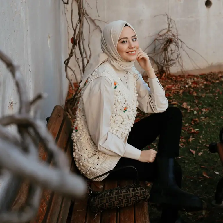 Outfit sweater hijab yang stylish