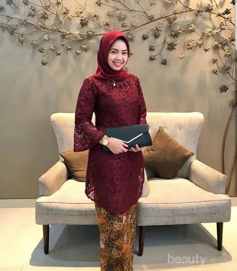 Kombinasi terbaik kebaya maroon dan hijab untuk berbagai acara