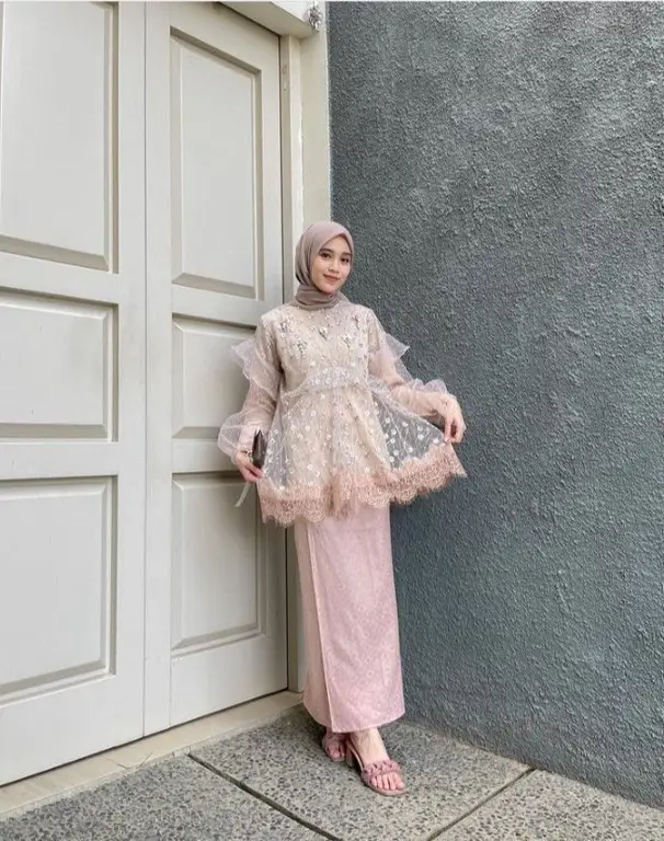 Kebaya rose gold hijab dengan aksesoris yang menawan