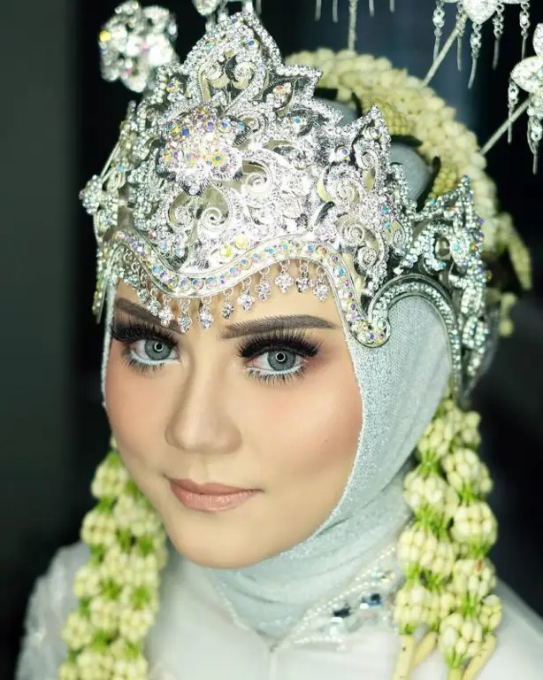 Pengantin wanita cantik mengenakan paes jawa dan hijab untuk pernikahan