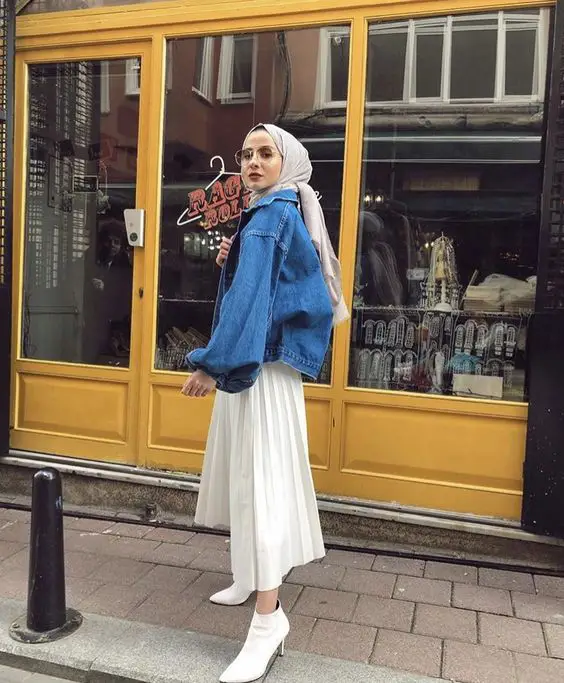 Tips memadukan outer tanpa lengan dengan hijab