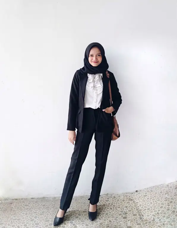 Tips memilih dan memadukan blazer hitam hijab