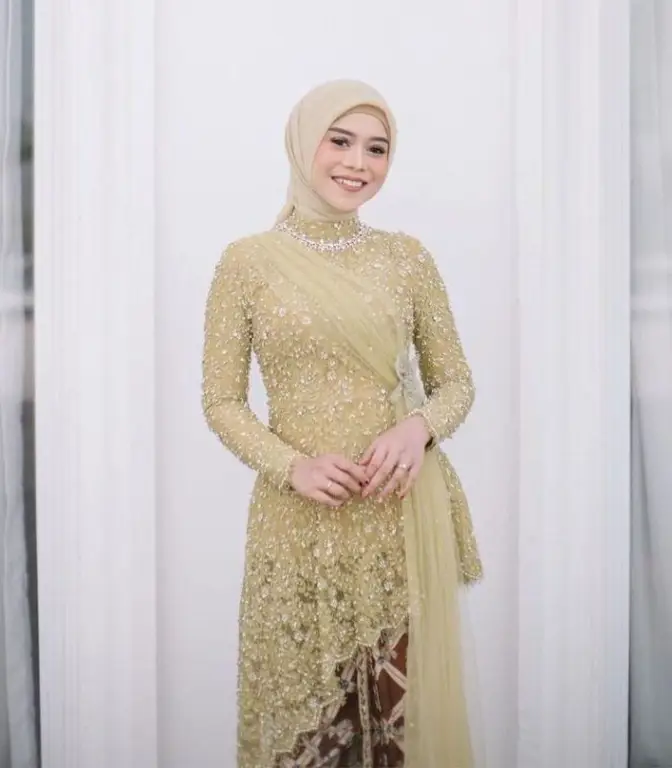 Tutorial mengenakan kebaya brokat modern hijab