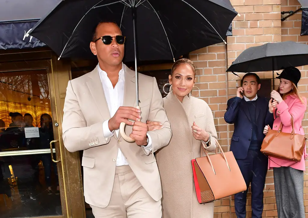 Foto-foto Jennifer Lopez yang diambil oleh paparazzi