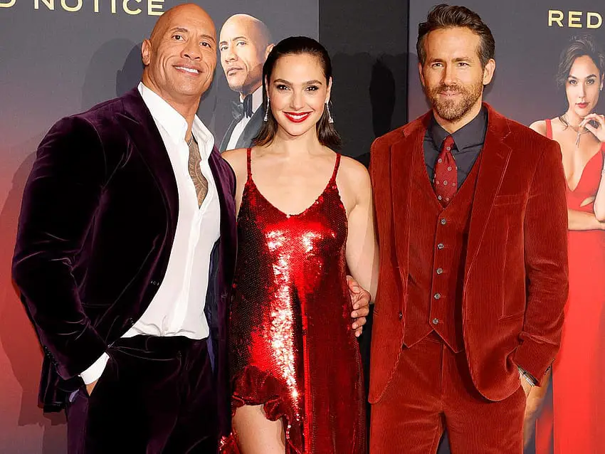 Dwayne Johnson, Ryan Reynolds, dan Gal Gadot dalam film Red Notice