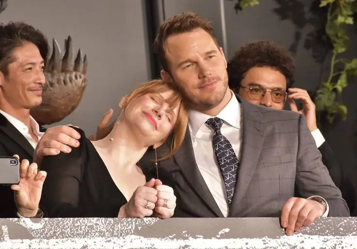 Chris Pratt dan Bryce Dallas Howard dalam film Jurassic World