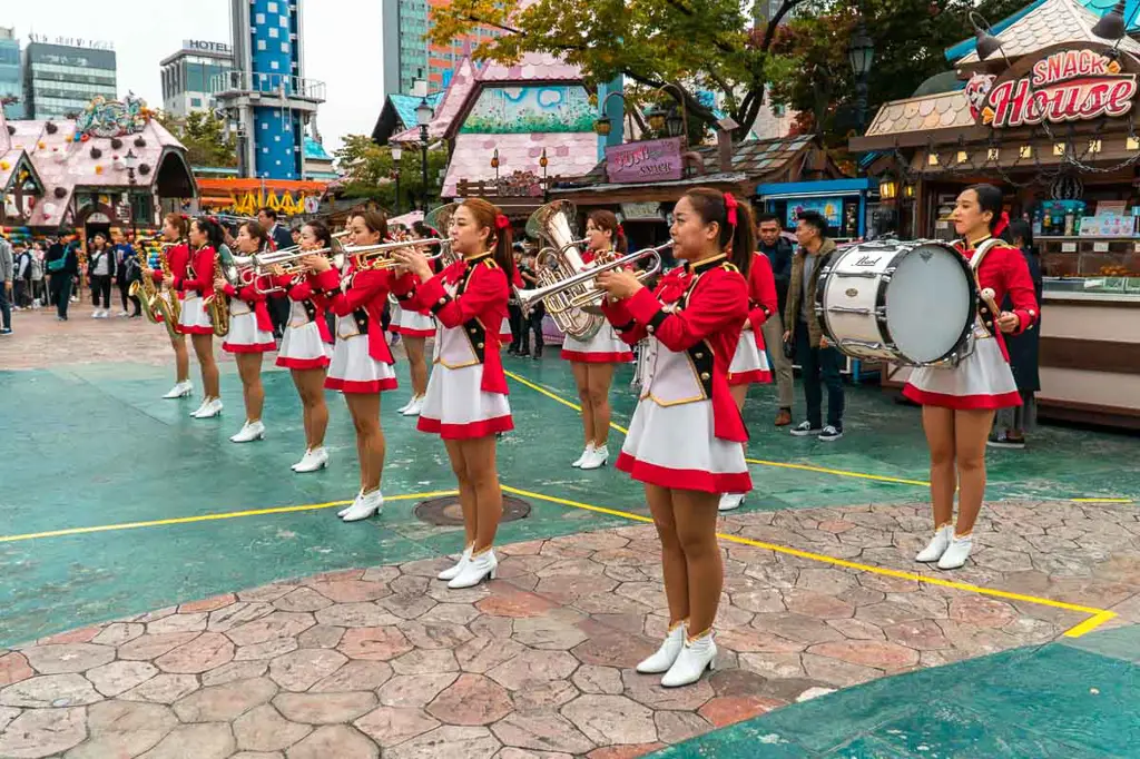 Parade meriah di Lotte World