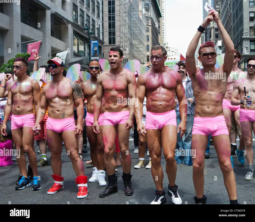 Foto parade kebanggaan gay yang meriah