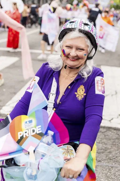 Gambar yang menunjukkan parade kebanggaan LGBTQ+