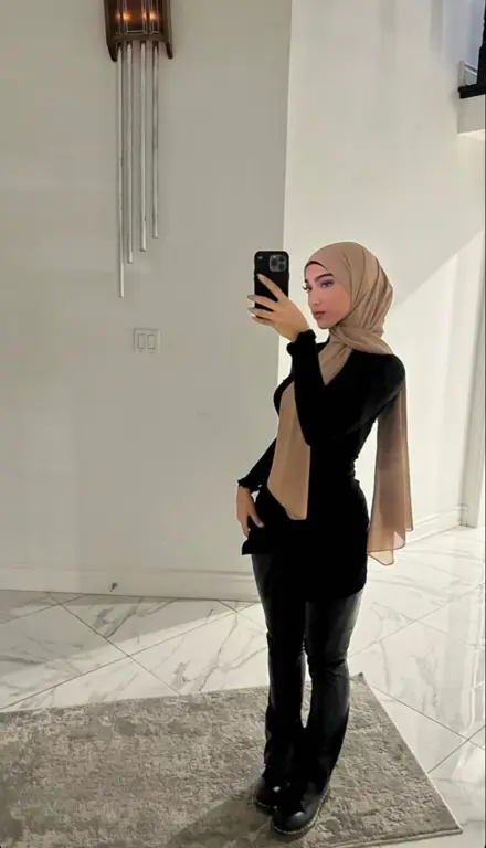 Gambar yang menggambarkan paradoks antara hijab dan fashion modern.