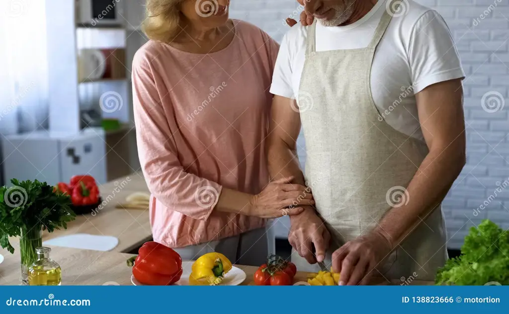 Pasangan bahagia memasak