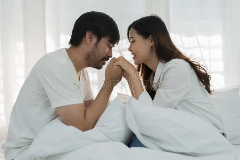 Pasangan Jepang dalam adegan romantis