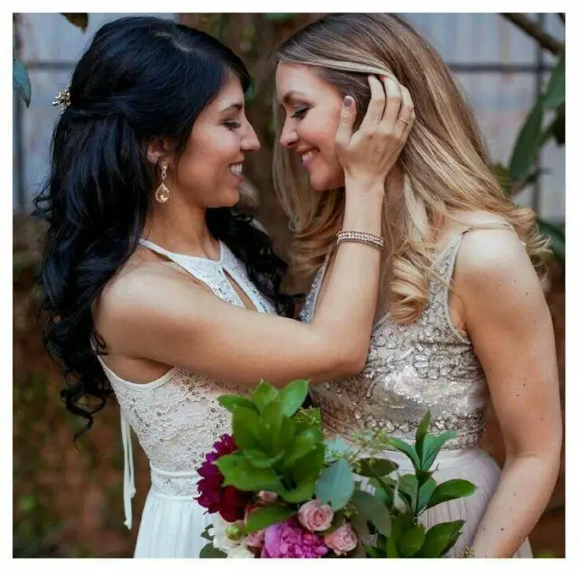 Gambar pasangan lesbian yang intim