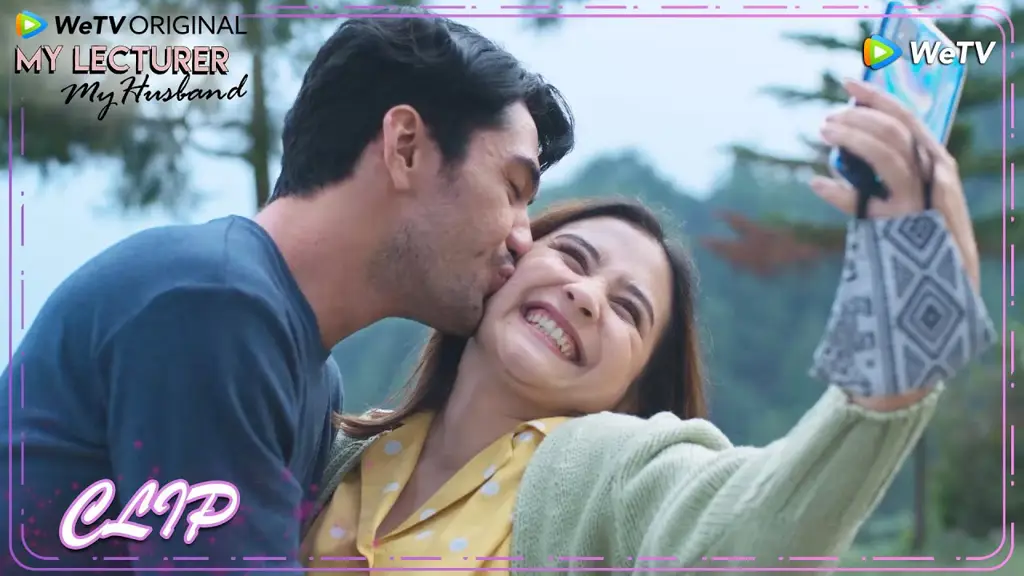 Adegan romantis Inggit dan Arya dalam film My Lecturer My Husband