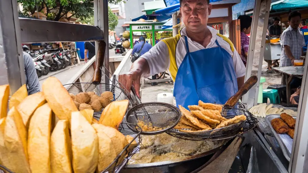 Gambar pedagang Indonesia berinteraksi