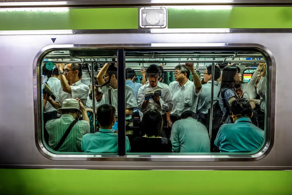 Gambar pekerja kantoran Jepang di kereta yang penuh sesak