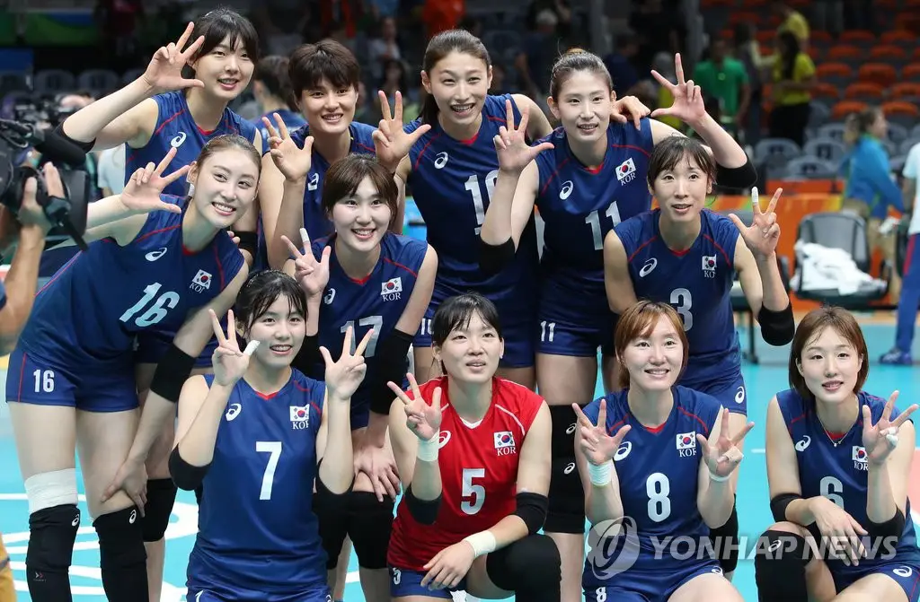 Gambar pemain bola voli putri Korea Selatan sedang merayakan kemenangan