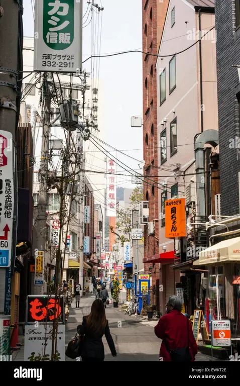 Gambar pemandangan jalan kota di Jepang