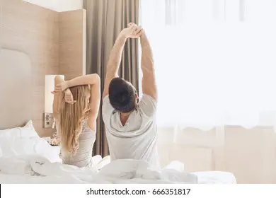 Pasangan romantis di kamar hotel dengan pemandangan indah