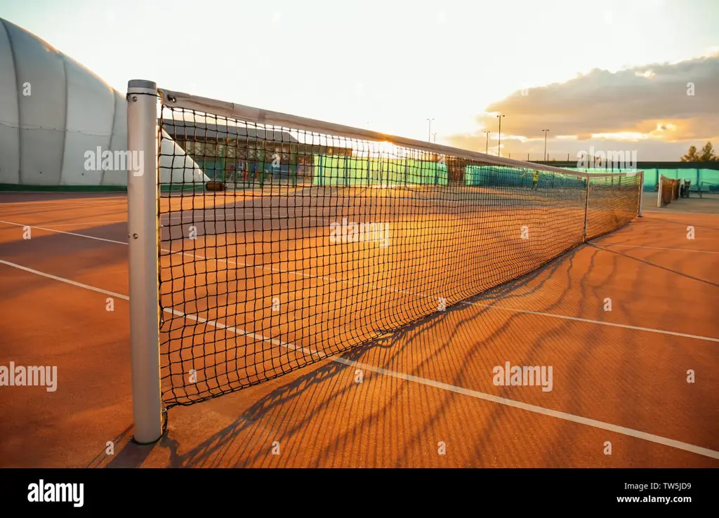 Lapangan tenis saat matahari terbenam