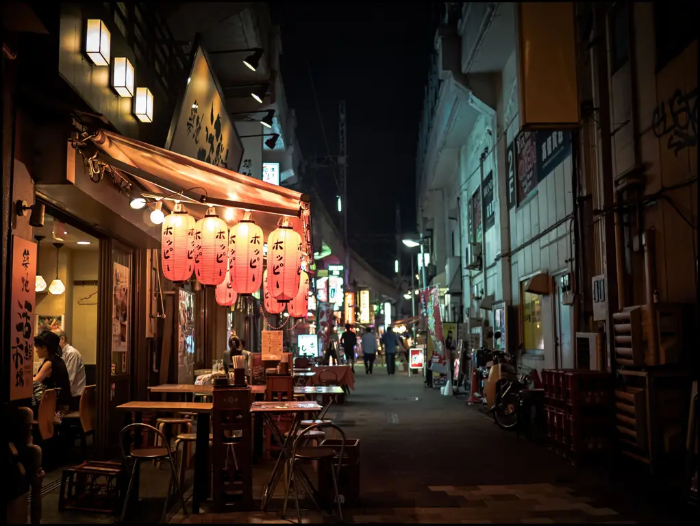 Suasana jalanan kota di Jepang pada malam hari