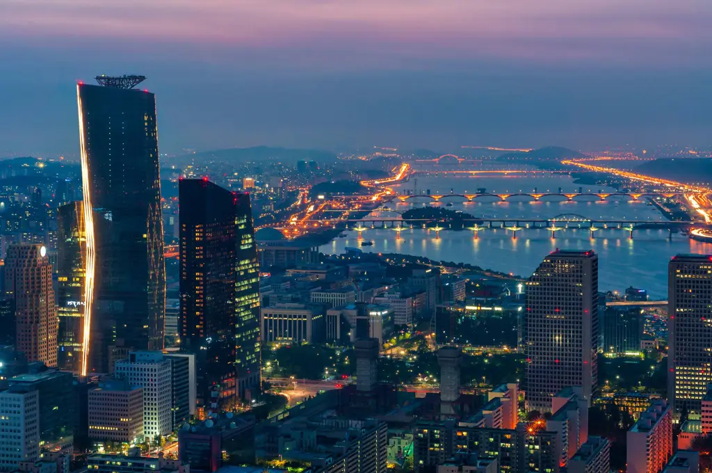 Garis cakrawala kota Seoul di malam hari