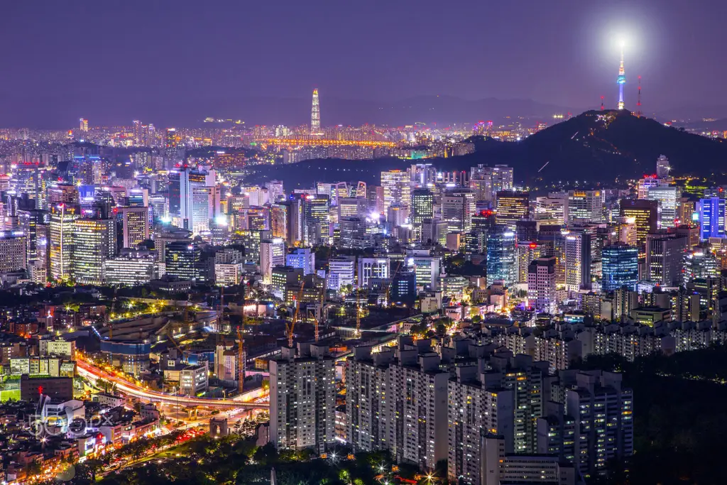 Gambar pemandangan malam dari penthouse Seoul