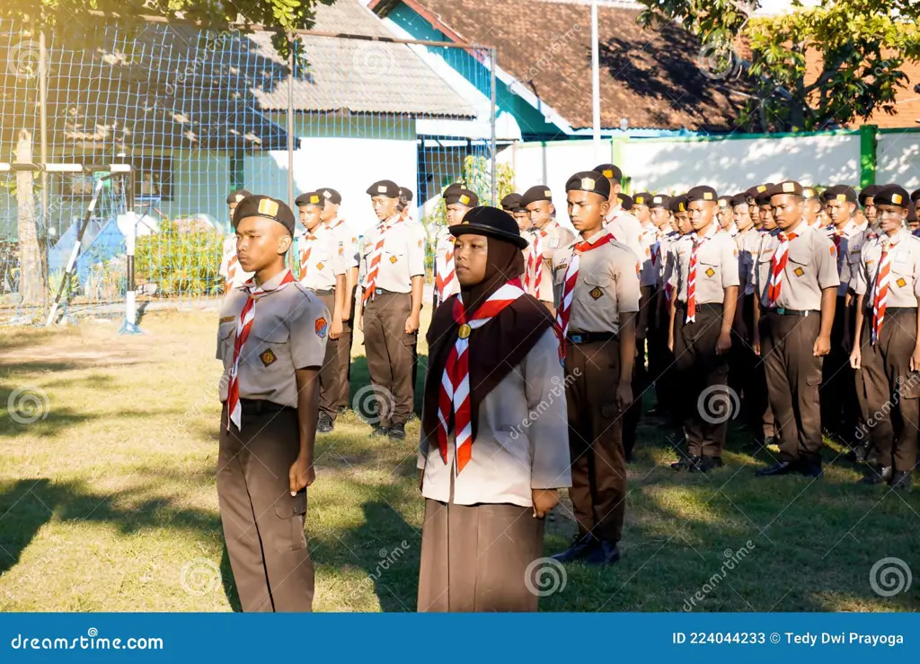 Siswa SMA Negeri sedang belajar di kelas