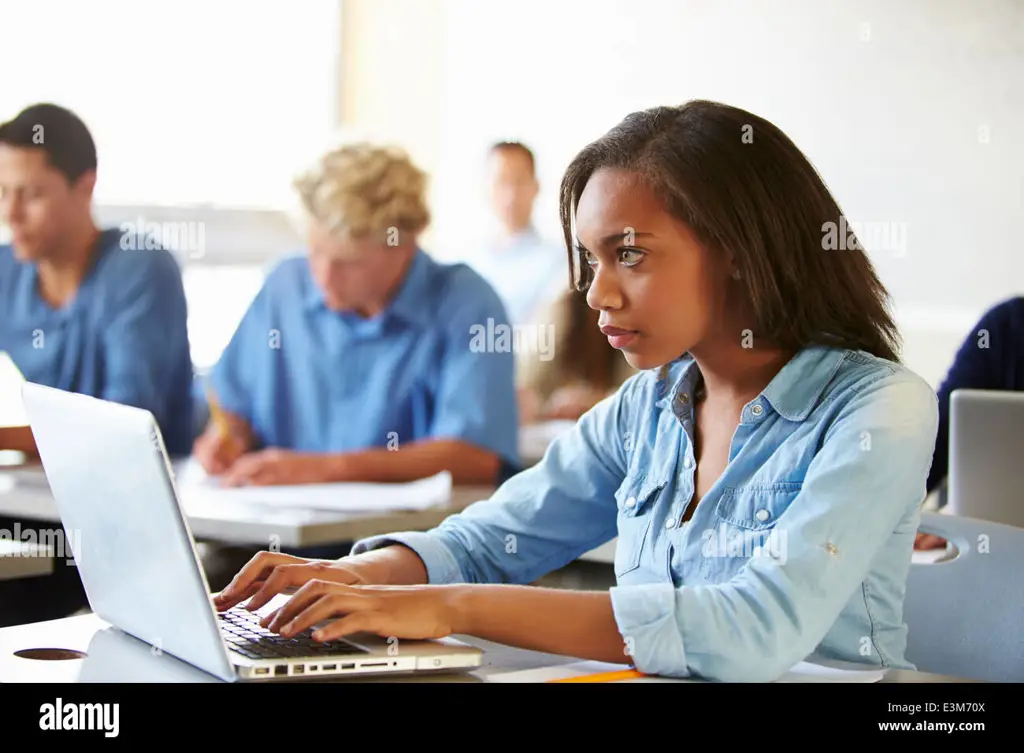 Siswa SMP menggunakan laptop di kelas