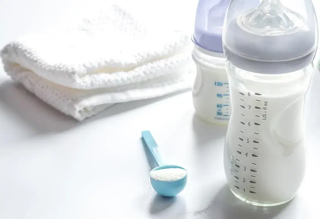 Bayi sedang minum susu formula anti alergi