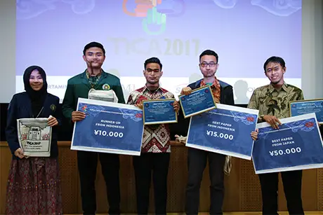 Upacara penganugerahan penghargaan kompetisi seni SMA Indonesia