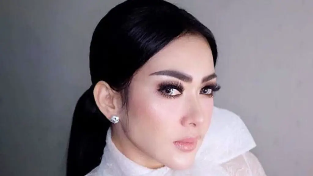 Foto atau video Syahrini sedang bernyanyi