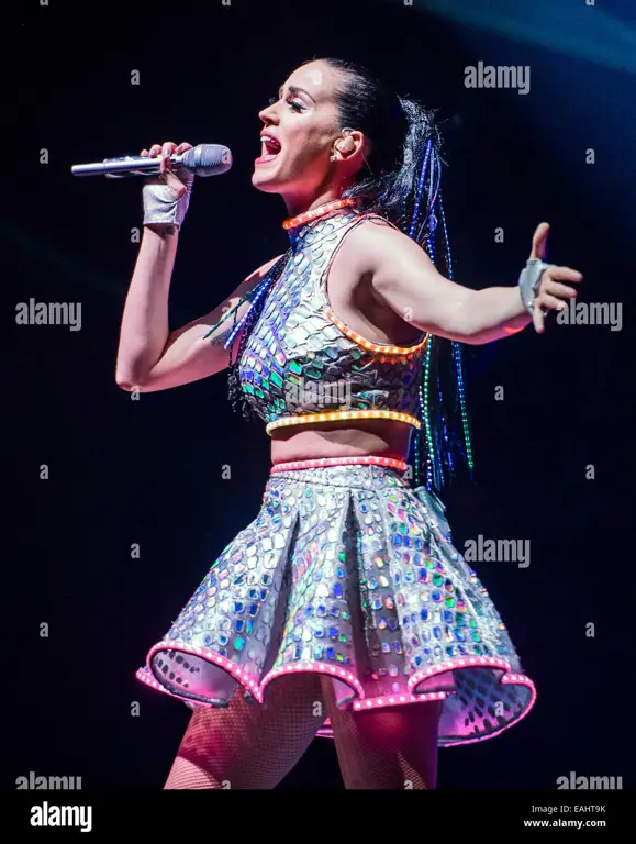 Katy Perry sedang tampil di atas panggung