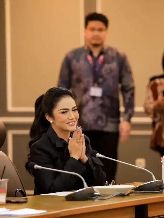 Krisdayanti sedang tampil di atas panggung