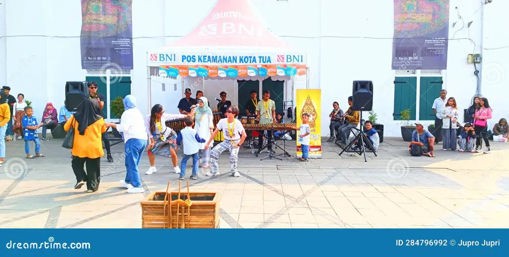 Penampilan musik dangdut yang enerjik dan meriah