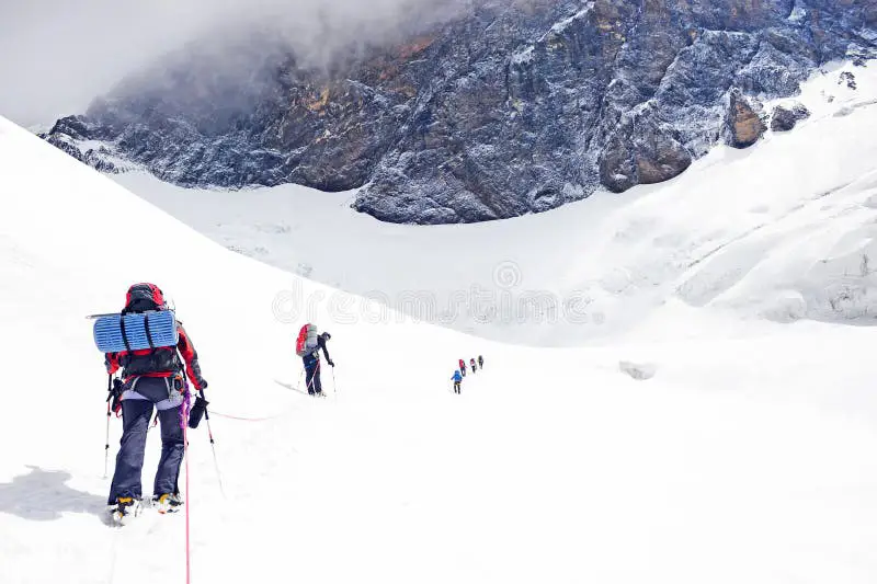 Sekelompok pendaki di puncak gunung, berfoto bersama