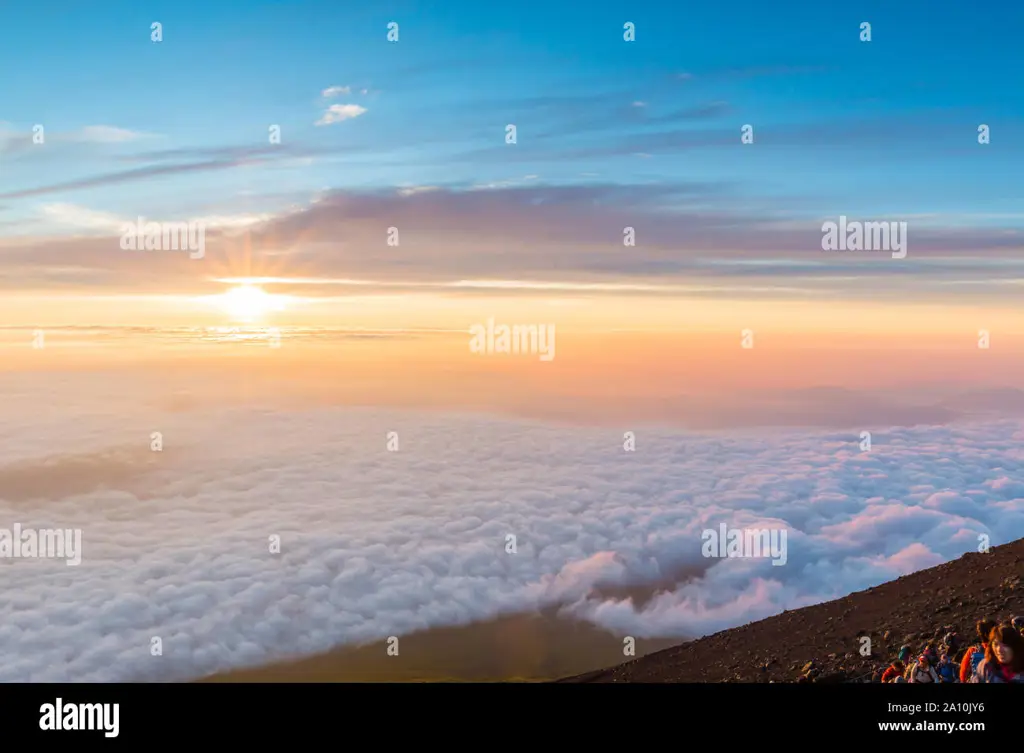 Pendaki Gunung Fuji sedang memotret dengan kamera film