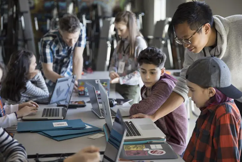 Guru mengajar siswa tentang literasi digital