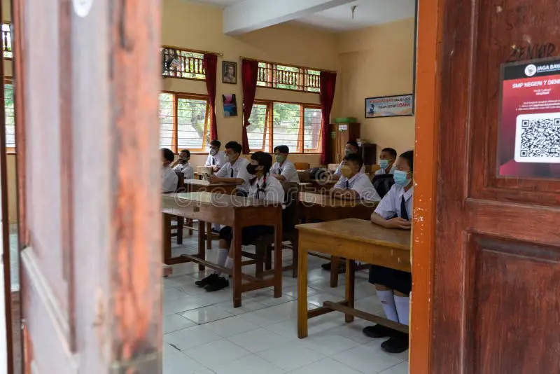 Ruang kelas SMA di Indonesia dengan siswa yang sedang belajar menggunakan Kurikulum Merdeka