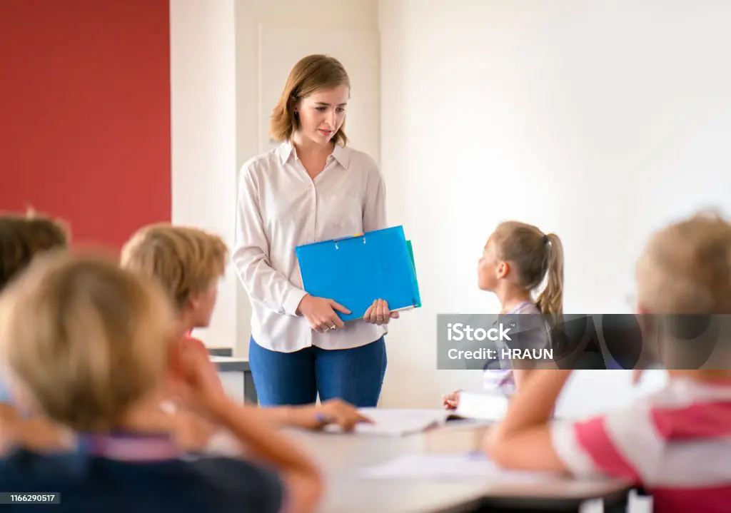 Guru membimbing siswa di kelas