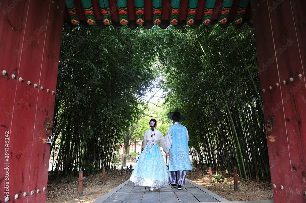 Pasangan sedang memakai Hanbok di Kampung Korea