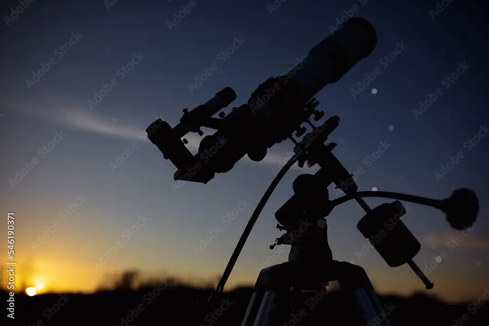 Gambar teleskop yang mengamati bintang-bintang di langit malam