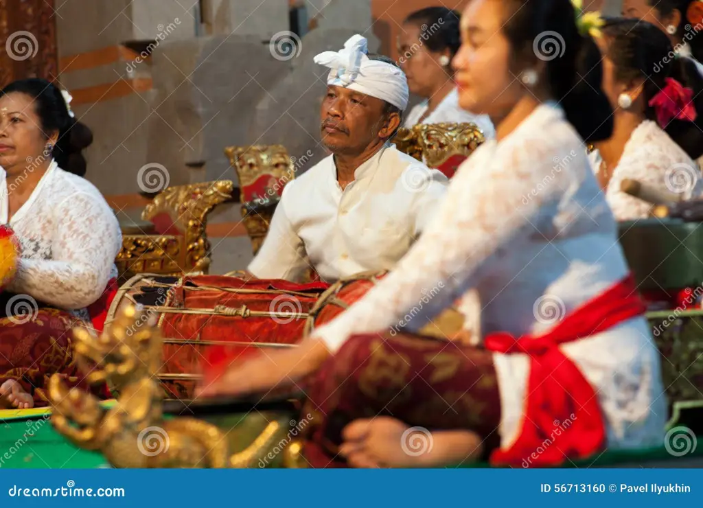 Seorang pengamen jalanan Indonesia sedang memainkan lagu