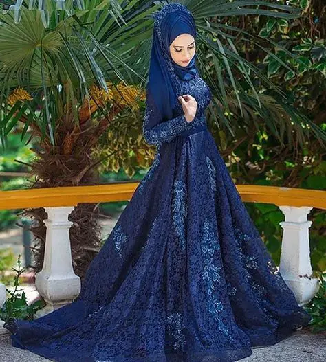 Foto seorang pengantin muslimah yang cantik mengenakan gaun pengantin modern hijab