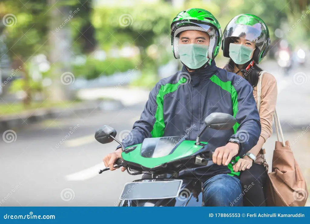 Pengemudi ojek online sedang bekerja.