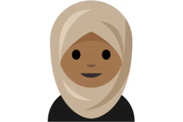 Perempuan Muslim menggunakan smartphone dengan emoji hijab girl di layar