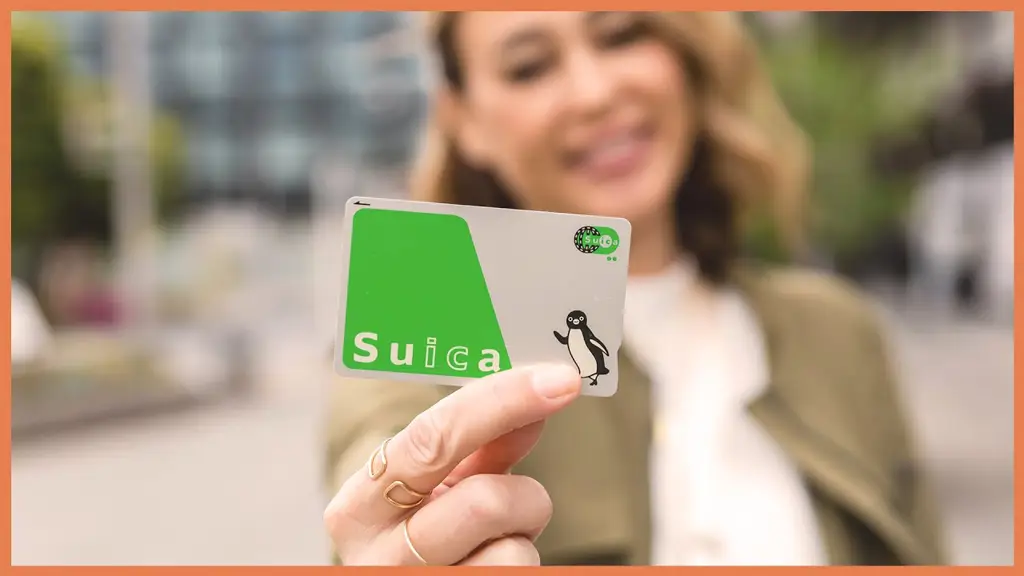 Seorang turis menggunakan Suica card di Jepang